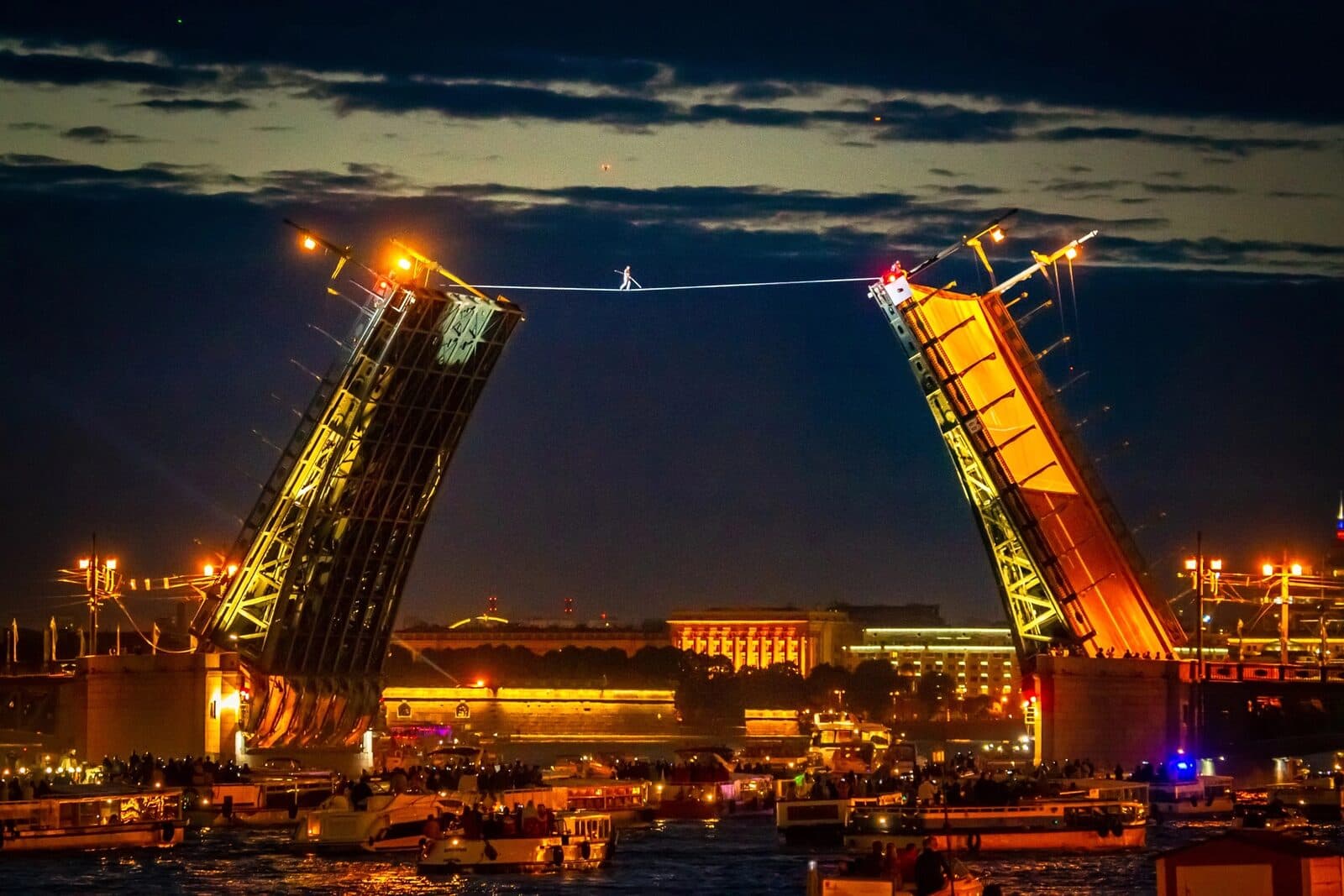 Канат над Дворцовым мостом